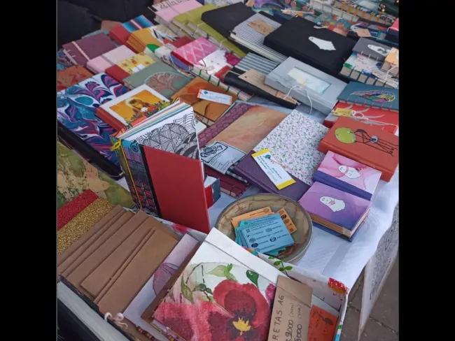 Nuestro típico puesto de feria, rebosante de cuadernos