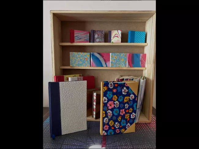 Media pasta, bradel con punteras, minis y libretas de fondo.