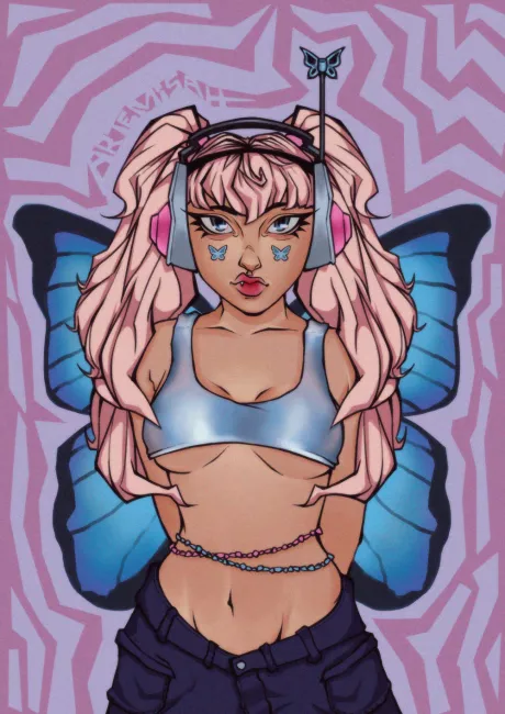 Ilustración de mujer con pelo rosa y alas de mariposa celestes, usando auriculares. El fondo es rosa y violeta