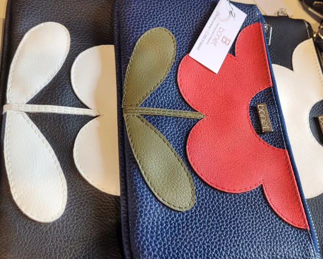 Cartera bandolera con original flor.