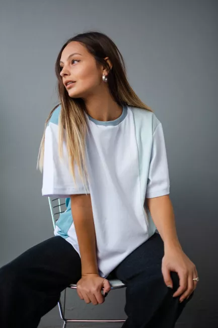 Remera sin genero, hecha con finales de rollo.