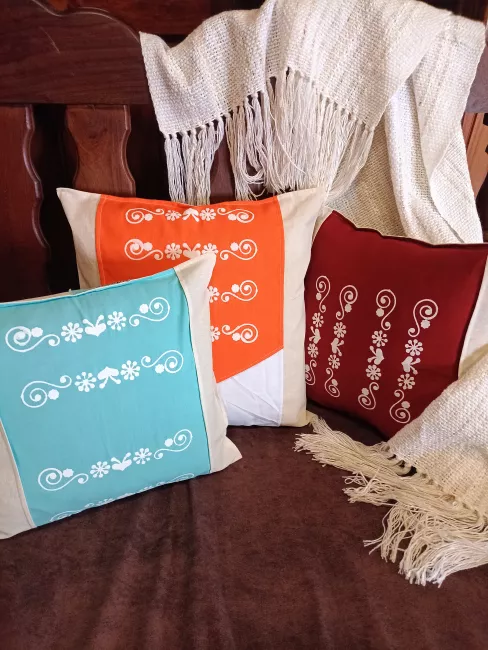 Pashmina en telar y almohadones con serigrafía.