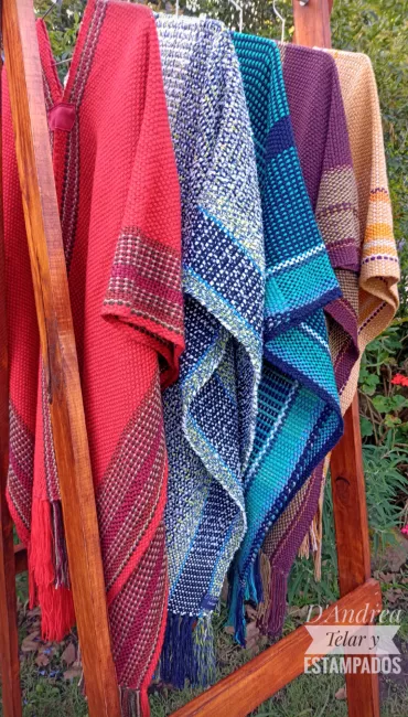Ponchos tejidos en telar. Variedad de colores y diseños. 