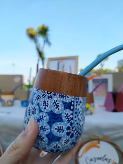 Mate pintado en tonos azules con flores y detalles en puntillismo.