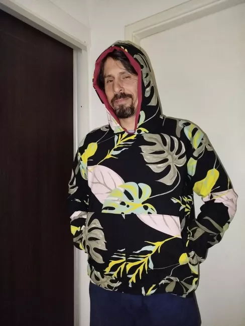 buzos reversibles. de sus dos lados, lado estampado de una tela. lado liso de otra tela. prendas unisex para adultos y peques