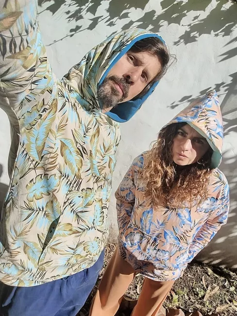 buzos reversibles. de sus dos lados, lado estampado de una tela. lado liso de otra tela. prendas unisex para adultos y peques