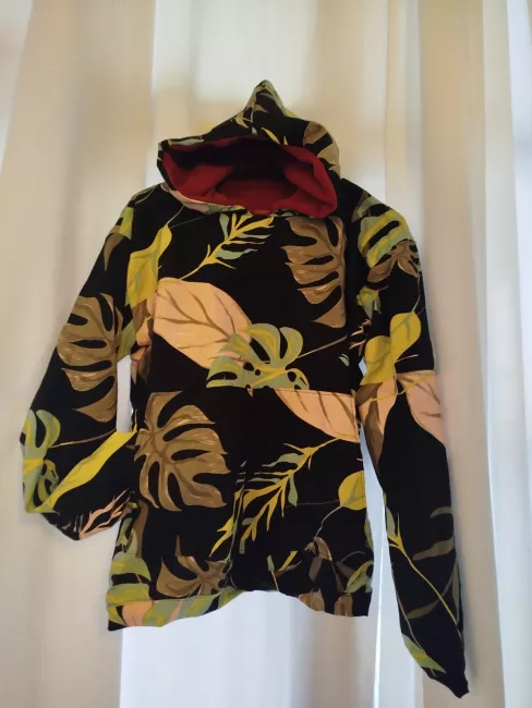 buzos reversibles. de sus dos lados, lado estampado de una tela. lado liso de otra tela. prendas unisex para adultos y peques