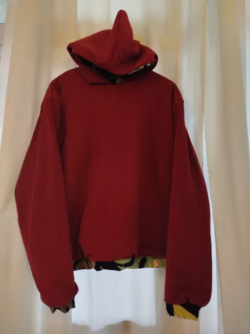 buzos reversibles. de sus dos lados, lado estampado de una tela. lado liso de otra tela. prendas unisex para adultos y peques