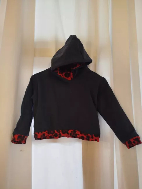 buzos reversibles. de sus dos lados, lado estampado de una tela. lado liso de otra tela. prendas unisex para adultos y peques