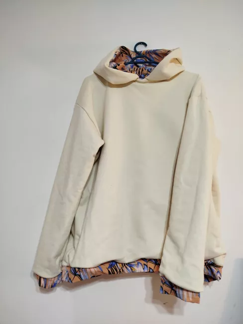 buzos reversibles. de sus dos lados, lado estampado de una tela. lado liso de otra tela. prendas unisex para adultos y peques