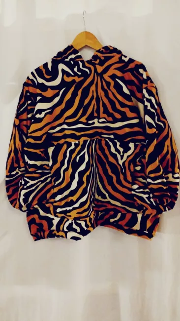 buzos reversibles. de sus dos lados, lado estampado de una tela. lado liso de otra tela. prendas unisex para adultos y peques