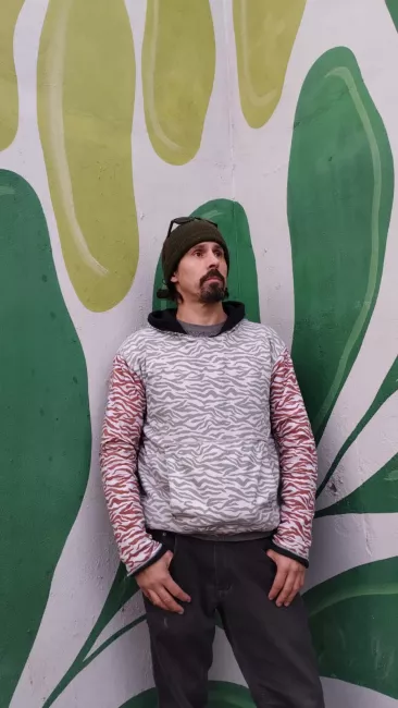buzos reversibles. de sus dos lados, lado estampado de una tela. lado liso de otra tela. prendas unisex para adultos y peques