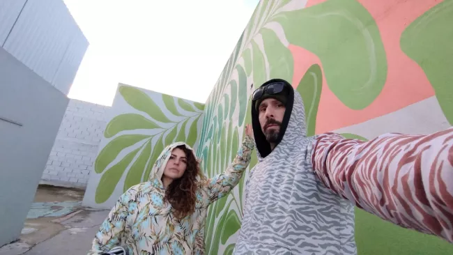 buzos reversibles. de sus dos lados, lado estampado de una tela. lado liso de otra tela. prendas unisex para adultos y peques