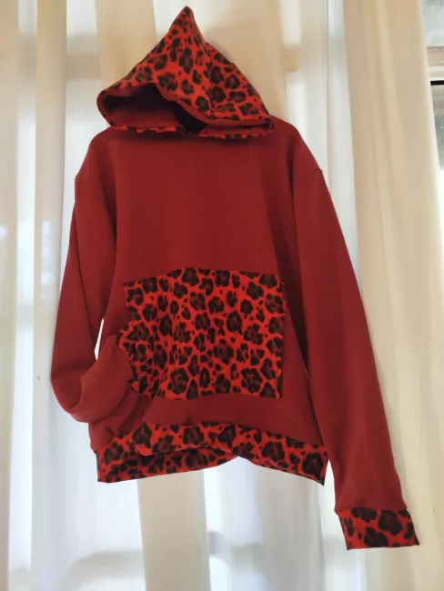 buzos reversibles. de sus dos lados, lado estampado de una tela. lado liso de otra tela. prendas unisex para adultos y peques