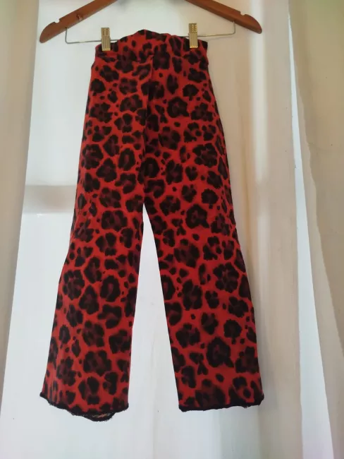buzos reversibles. de sus dos lados, lado estampado de una tela. lado liso de otra tela. prendas unisex para adultos y peques