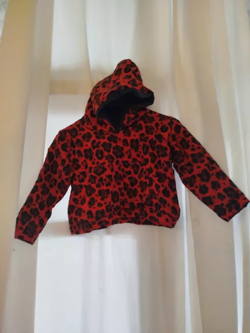 buzos reversibles. de sus dos lados, lado estampado de una tela. lado liso de otra tela. prendas unisex para adultos y peques