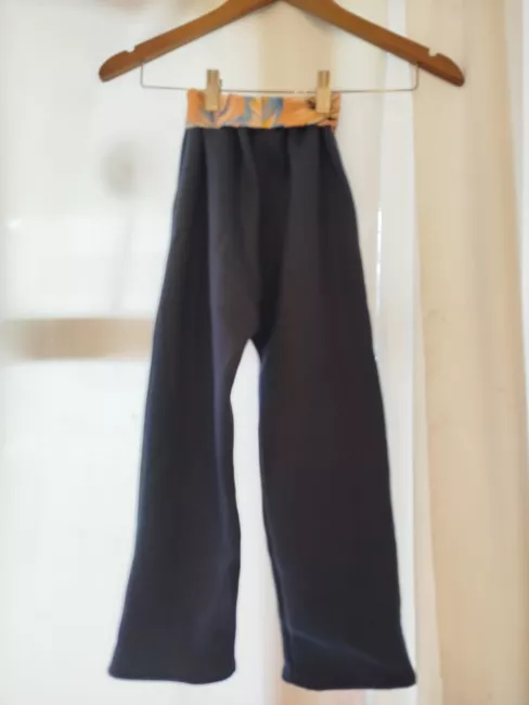 buzos reversibles. de sus dos lados, lado estampado de una tela. lado liso de otra tela. prendas unisex para adultos y peques