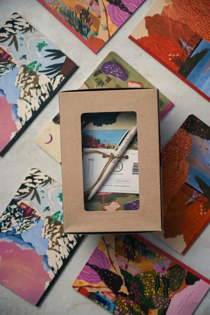 Ediciones cílicas; Estaciones, viene en una caja con 4 cuadernos, con 80 hojas lisas, una lapicera y 1 sahumerio.