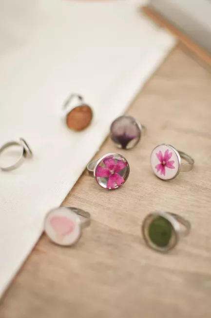 Anillos con flores secas