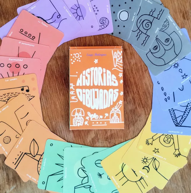 Imagen con la caja naranja del juego, rodeada por todas las cartas