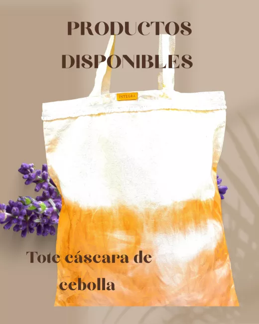 Tote en lienzo de algodón teñido con tinte de cáscara de cebolla.