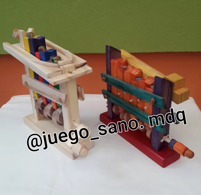 Autómata, con solo girar la manivela, se consigue que las boletas circulen en el mecanismo.
