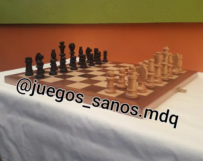 AJEDREZ: tablero-caja, que permite guardar las piezas, PIEZAS: madera dura