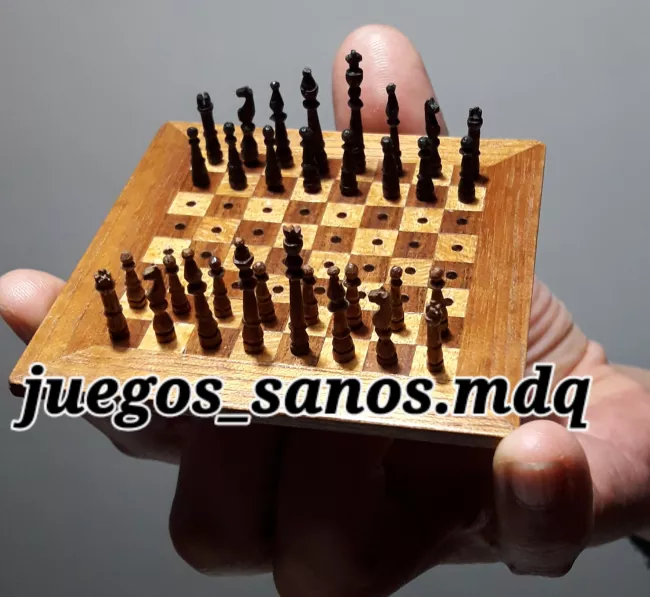 AJEDREZ MINIATURA: tallado en ébano y cedro, tablero de aya y cedro con caja de caoba con herrajes de madera de aya. PIEZA UNICA