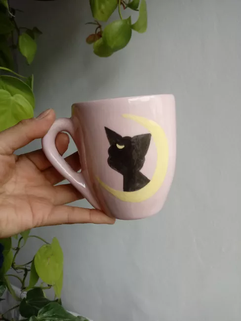 taza de ceramiza ilustrada hecha a mano 