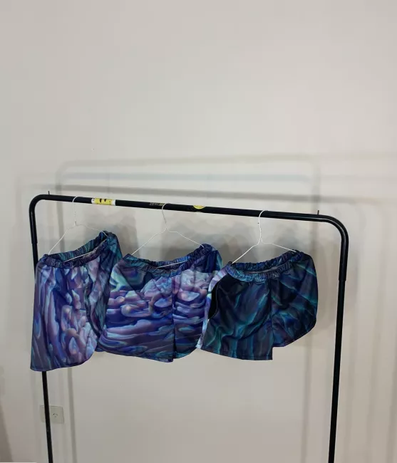 Shorts con sublimaciòn en azul y violeta