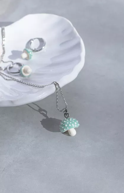 set de aros y dije con cadena de honguito sobre caracola