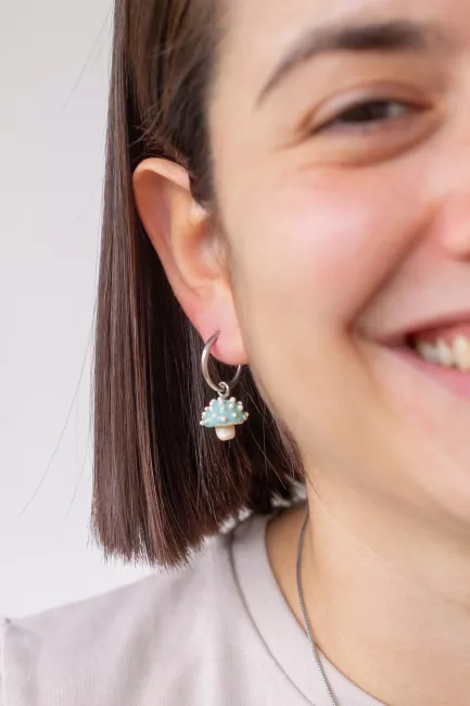 aro de honguito puesto