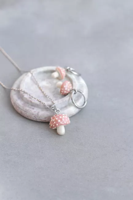 set de aros y dije con cadena de honguitos