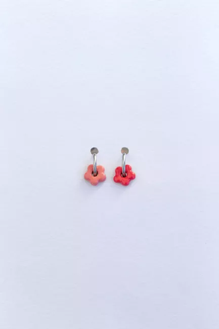 aros de flor sobre fondo blanco