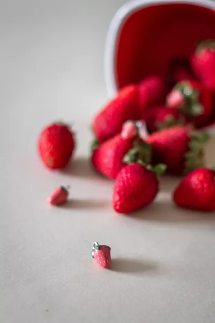 aros de frutillas junto a frutillas reales