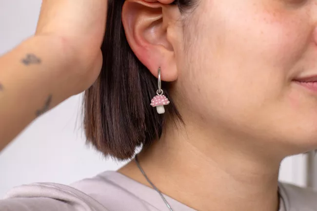 aro de honguito puesto