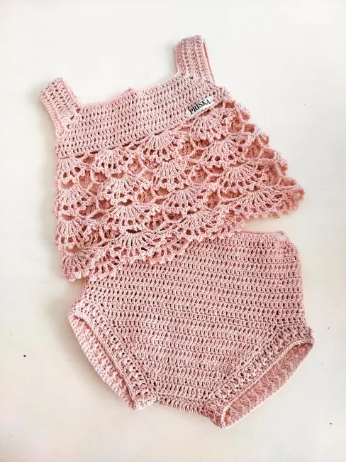 Conjunto bebé tejido en hilo de algodón a crochet