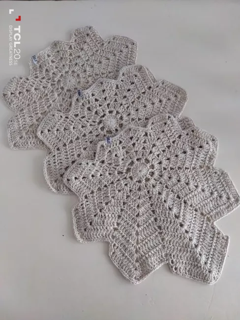 Carpetas/individuales decorativas tejidas a crochet en hilo de algodón con lino