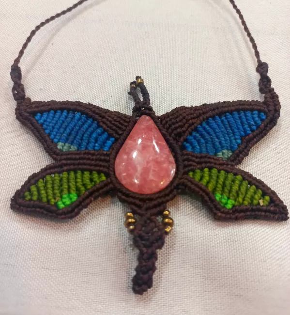 Collar con forma de mariposa combinada con piedra Rodocrosita