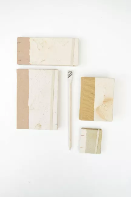 Cuadernos papel reciclado color beige