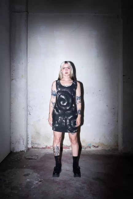 Chica con vestido corto, estampado de espirales