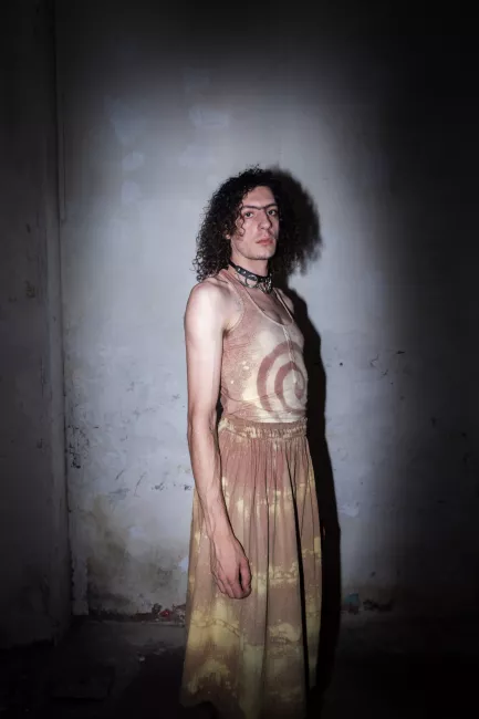 chicx con pollera y musculosa, ambas prendas intervenidas con espirales y cadenas