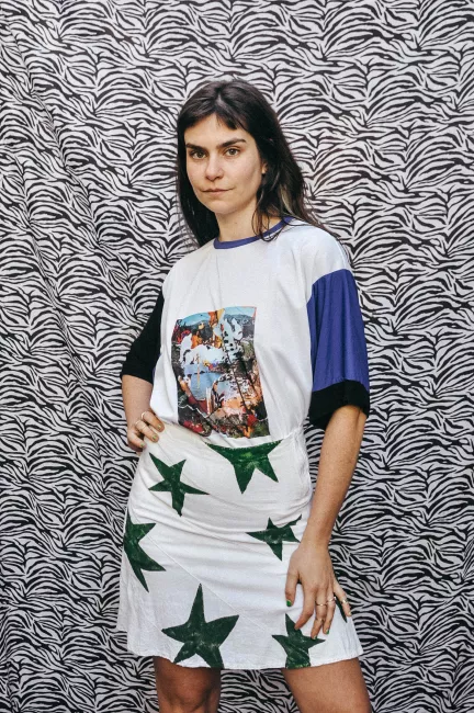 remera con collage analogico estampado