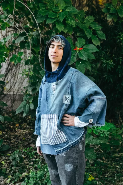 modelo posa con buzo de jean con bolsillo canguro