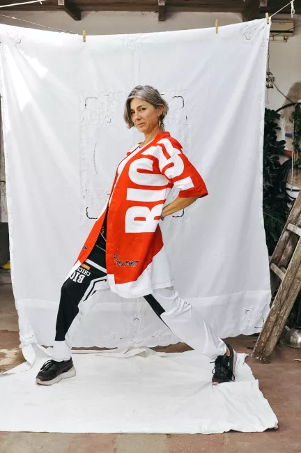modelo posa con bata roja, con estampa bici