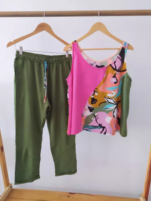 conjunto pantalon y musculosa con recortes y combinacion de telas