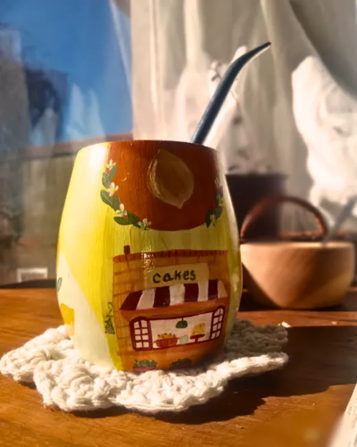 Mate de algarrobo, diseño urbano con limon