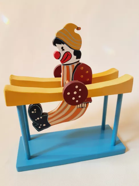 Payaso en trapecio. Juguete con movimiento