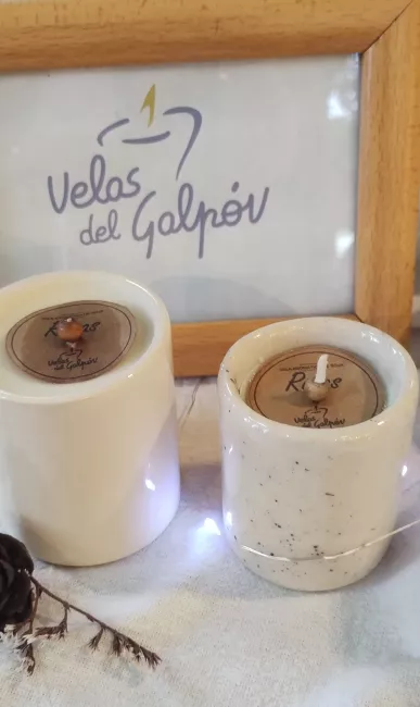 Vela de soja en contenedor cilíndrico de cerámica color crudo hecho a mano