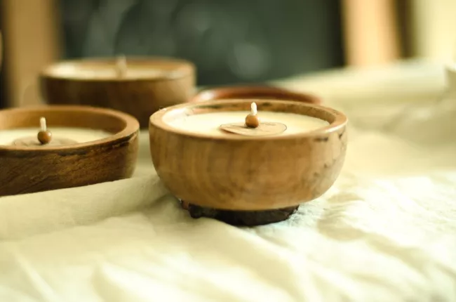 Vela de soja en contenedor cuenco de madera